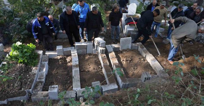 İskenderun’da katledilen anne ve iki çocuğu yan yana toprağa verildi