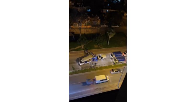 Kasası açık kamyonetle yolu kapatıp asker eğlencesi düzenlediler