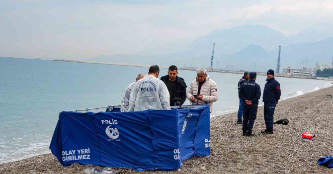 Konyaaltı sahilinde deniz üzerinde yarı çıplak erkek cesedi bulundu