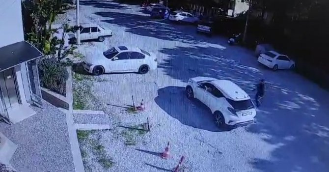 Silah tutukluk yapınca önce kaçtı, 50 metre sonra geri döndü, ayaklarından vurdu