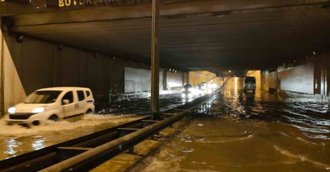 Antalya’da yoğun yağış ve selden ötürü okullar tatil edildi