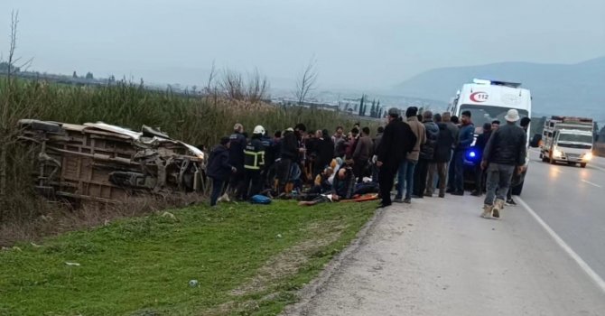 Hatay’da tarım işçilerini taşıyan minibüs tarlaya uçtu: 13 yaralı