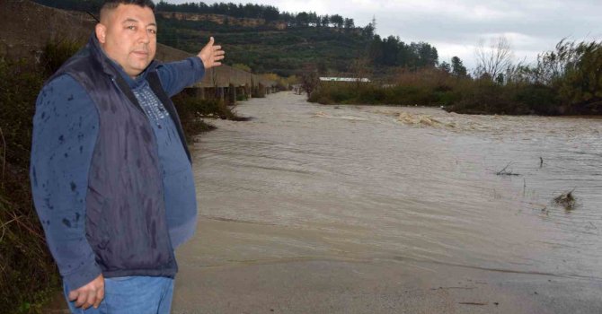 Antalya’da bir ilçe adeta sular altında kaldı, çiftçiler seralarına gitmekte zorlandı