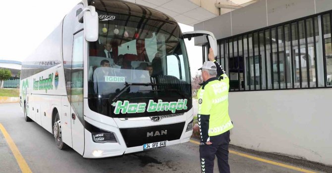 Mersin’de şehirler arası otobüslerin sürücü ve yolcularına emniyet kemeri uyarısı