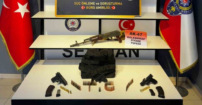 Polisin operasyon yaptığı evden uzun namlulu silah ve tabancalar çıktı