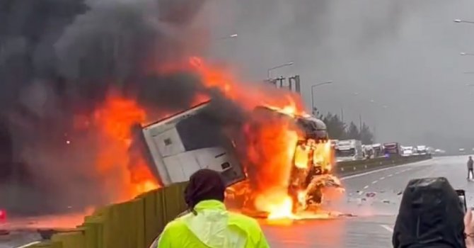 Adana’da otoyolda tır yandı, otobüsteki yolcular tahliye edildi