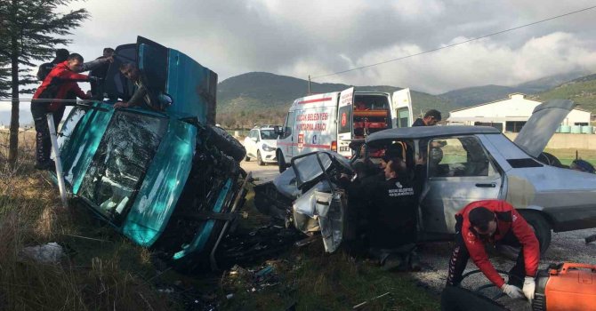 İki otomobil kafa kafaya çarpıştı, ortalık can pazarına döndü