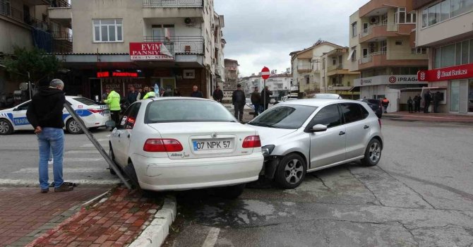 Otomobiller kavşakta çarpıştı: 1 yaralı