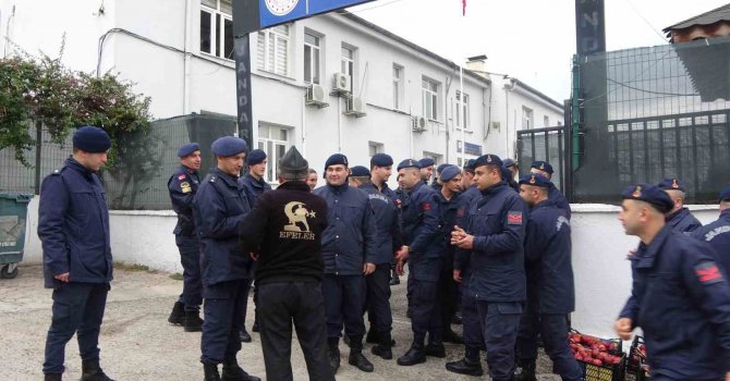 "Elmacı Dede" bu kez de Adana’nın Kozan ilçesindeki askerlere elma getirdi