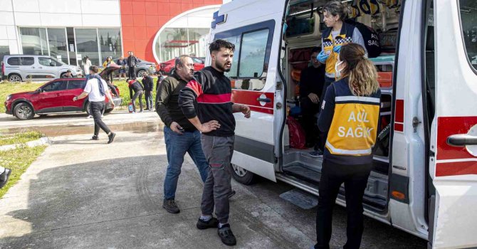 Antalya’da ikinci el otomobil bayisindeki yangın korkuttu: 3 kişi dumandan etkilendi