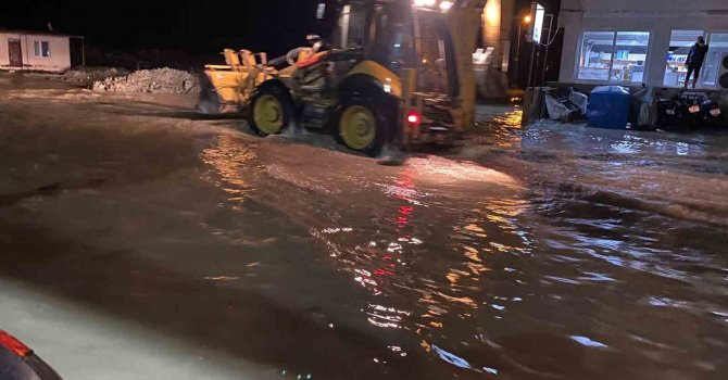 Hatay’da  caddeler göle dönerken, seralar su altında kaldı