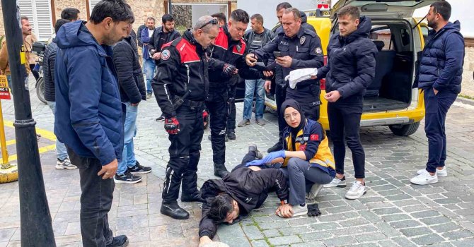 Ticari taksi ve motosiklet sürücüsü arasında yol verme kavgası: 1 yaralı