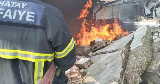 Antakya’da sanayi sitesinde yangın çıktı