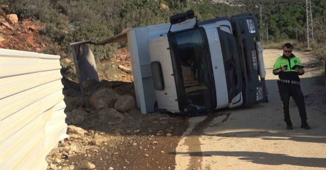 Alanya’da taş yüklü kamyon yan yattı