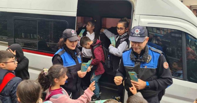 Öğrenciler serviste güvenli yolculuk hakkında bilgilendirildi