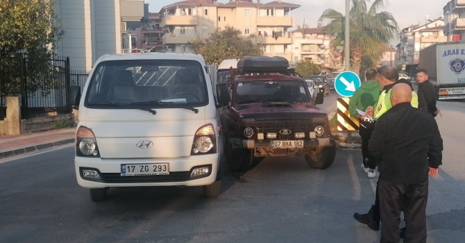 Antalya’da kamyonet ile otomobil çarpıştı: 1 yaralı