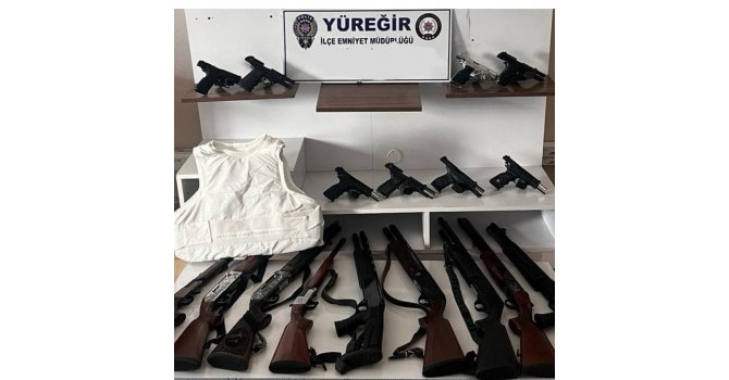 Yüreğir polisi 17 ruhsatsız silah ele geçirirken 93 suçluyu da yakaladı