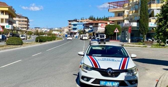 Jandarmadan hız sınırını aşan 67 araca 200 bin 705 lira para cezası