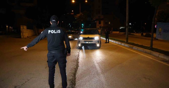 Çukurova polisi giriş-çıkışı kapattığı mahallede uygulama yaptı