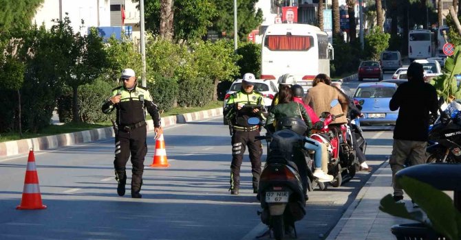 Oyuncak scooterıyla uygulamaya geldi, polisin önünde büyüklerine ders verdi