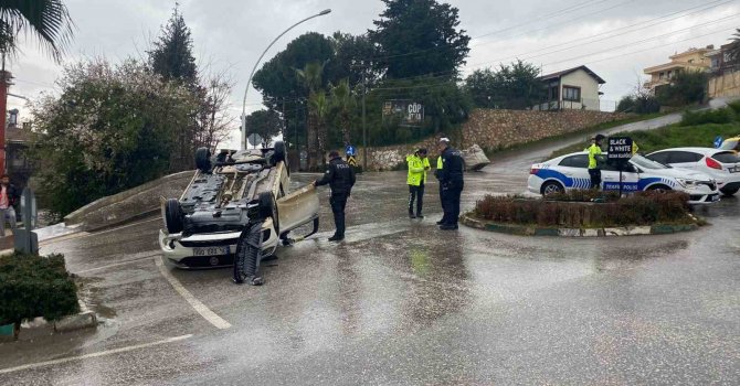 Hızını alamayan otomobil, kavşakta devrilerek ters döndü: 1 yaralı