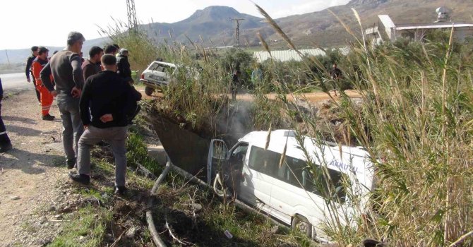 Mersin’de yolcu minibüsü ile otomobil çarpıştı: 1 ölü, 13 yaralı