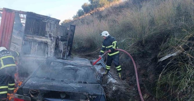 Zincirleme kazaya karışan otomobil alevlere teslim oldu