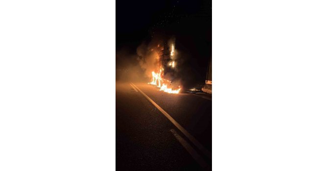 Antalya’da tırın dorsesi alev alev yandı