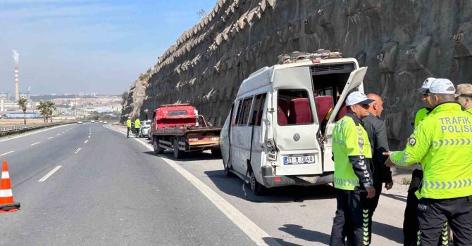 Devrilen minibüsteki 12 kişi yaralandı, kaza sonrası can pazarı kameraya yansıdı