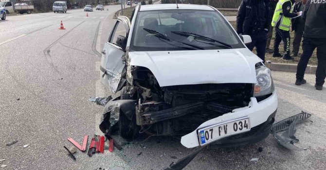 Burdur’da traktör otomobille çarpıştı: 2 yaralı