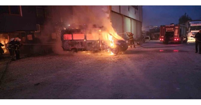 Antakya’da park halindeki minibüs alevlere teslim oldu