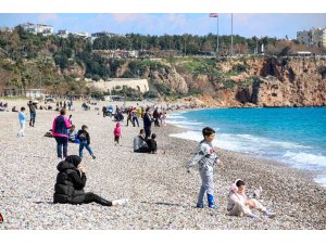 Antalya’da bahar havası, sıcaklığı hisseden denize koştu