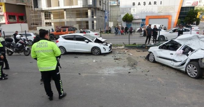 Alanya’da bariyerleri kıran otomobil iki araca çarptı: 2 ölü, 4 yaralı