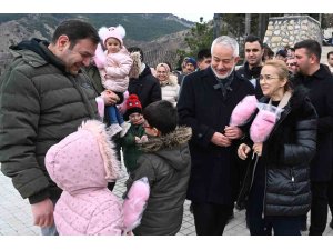 Başkan Başdeğirmen’den, çocuklara pamuk şeker