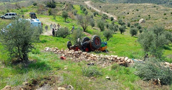 Manavgat’ta devrilen traktörün altında kalan sürücü yaralandı