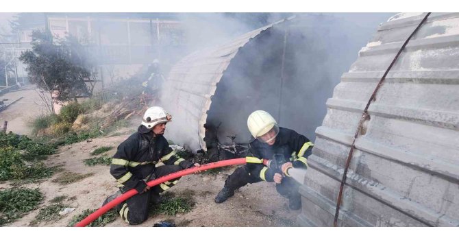 Hatay’da barakada çıkan yangın söndürüldü