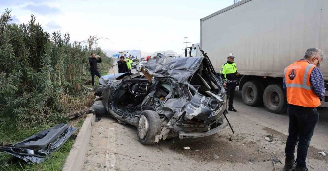 Adana’da otomobil karşı şeride geçip midibüse çarptı: 2 ölü, 14 yaralı