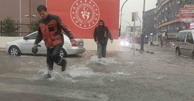 Antalya’da sağanak yağış hayatı olumsuz etkiledi