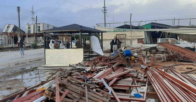 Antalya’da hortum böyle geldi, tarım alanları zarar gördü