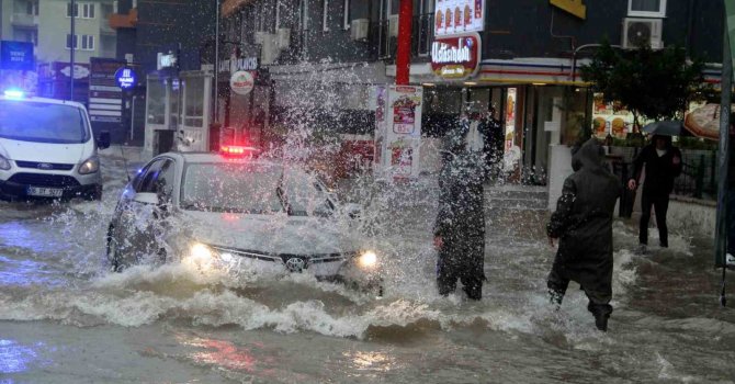 Antalya’da sağanak yağış yolları nehre çevirdi