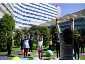 Gebe kadınlar hastane bahçesinde pilates yaptı