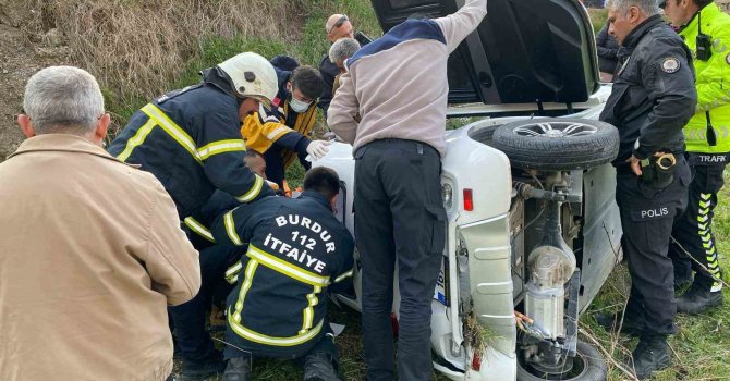 Burdur’da kontrolden çıkan ekobis bahçeye uçtu: 3 yaralı