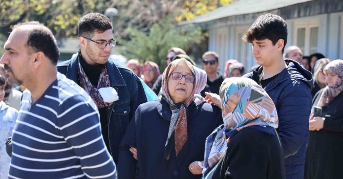 Eski eşinin öldürdüğü kadın doktor gözyaşları içinde toprağa verildi