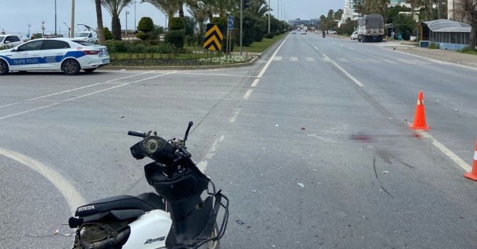 Alanya’da kamyon ile motosiklet çarpıştı: 1 ölü