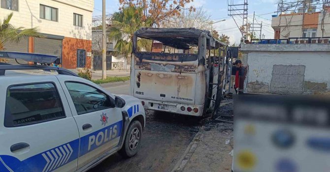 Adana’da midibüsün kundaklama anı kameralara yansıdı