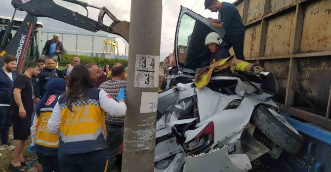 Hatay’da feci kaza: Trenin çarptığı araç hurdaya döndü, sürücü ağır yaralandı