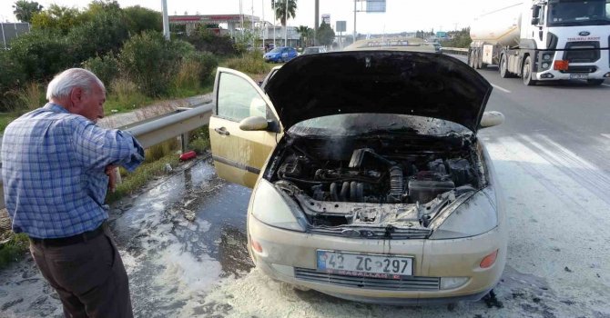 Seyir halinde alev alan otomobilin yardımına vatandaşlar koştu