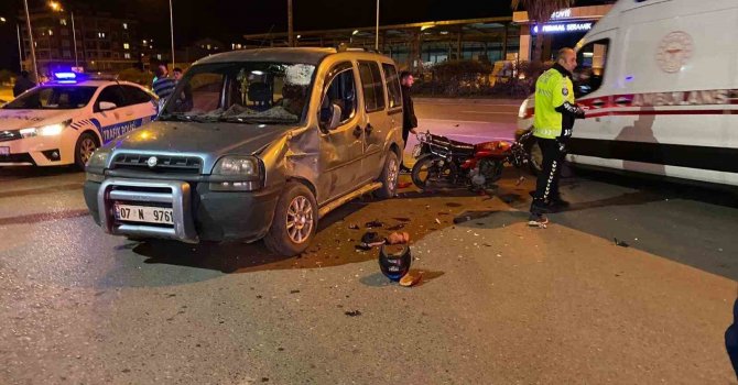 Otomobille çarpışan ehliyetsiz motosiklet sürücüsü yaralandı