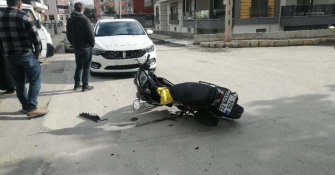 Motosiklet ile otomobil çarpıştı, ehliyetsiz çocuk sürücü yaralandı