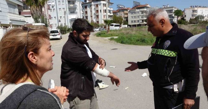 Kazada kolundan yaralanan sürücü tüm ısrara rağmen hastaneye gitmedi